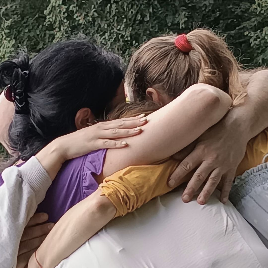 Abbraccio tra partecipanti durante un momento di condivisione